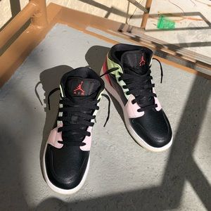 Jordan 1 Mid Glow-In-The Dark GS.